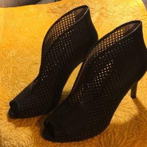 Vince Camuto peep toe bootie cutout design Sz 6